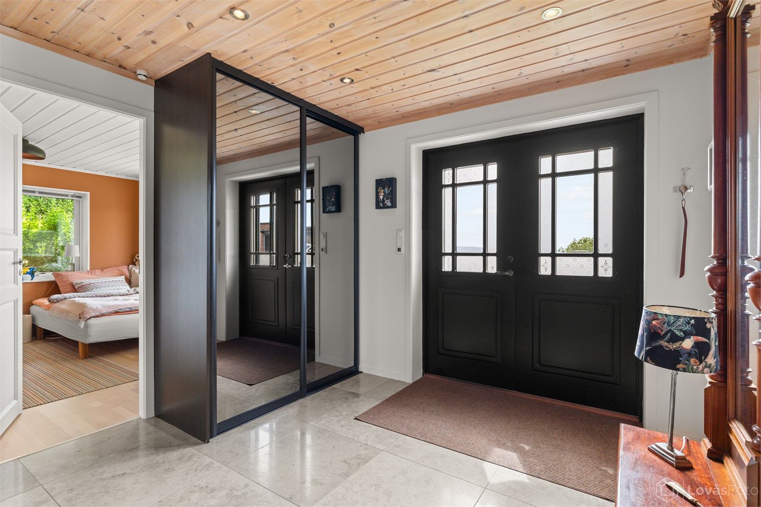 Romslig entré/hall med gulvfliser med varmekabler og downlights i himling