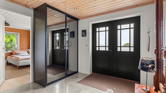 Romslig entré/hall med gulvfliser med varmekabler og downlights i himling