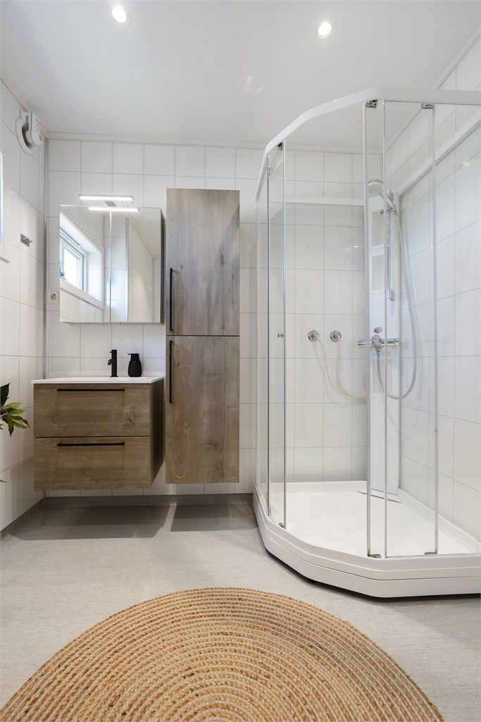 Badet i første etasje ble totalrenovert i 2016 og har moderne baderomsplater på veggene.