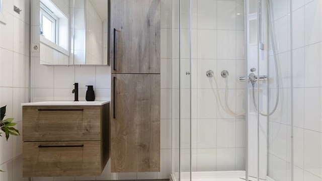 Badet i første etasje ble totalrenovert i 2016 og har moderne baderomsplater på veggene.