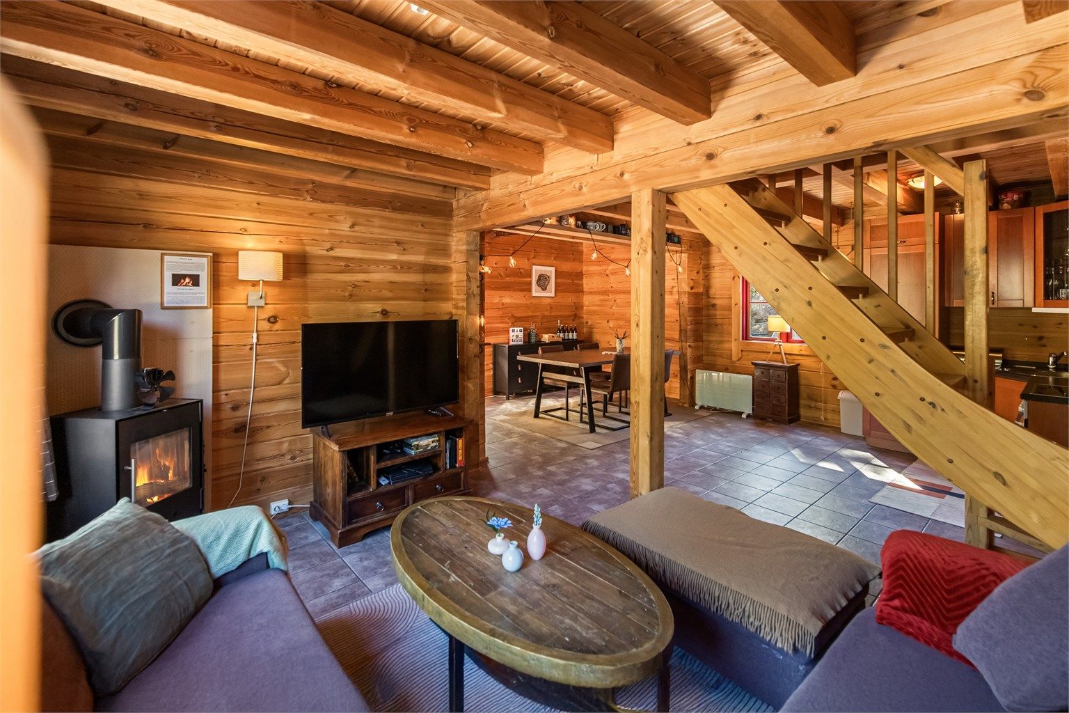 Åpent oppholdsrom med fine soner og gode møbleringsmuligheter