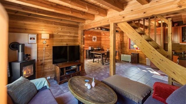 Åpent oppholdsrom med fine soner og gode møbleringsmuligheter