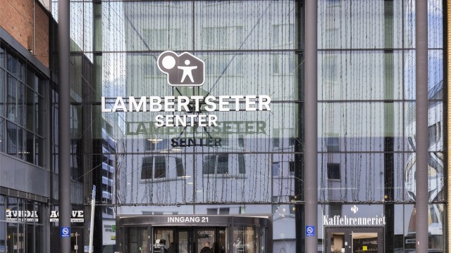 Her finner du alt fra apotek og vinmonopol til treningssentre som Sats og Evo.