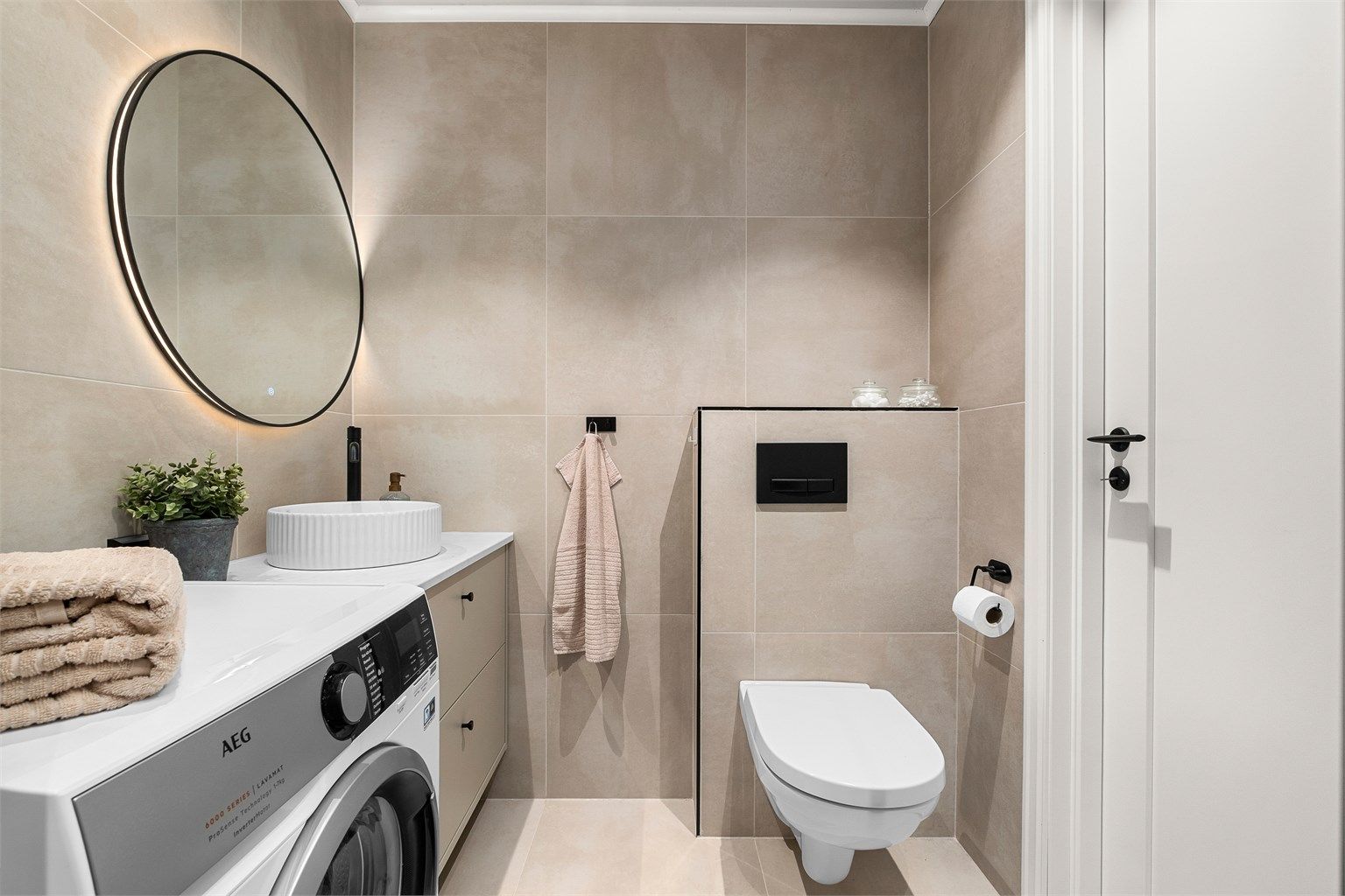 Ved oppussingen i 2025 ble det gjennomført arbeider på både elektro, rør og avløp, med Caverion og Prorør oppgitt som utførende firma.