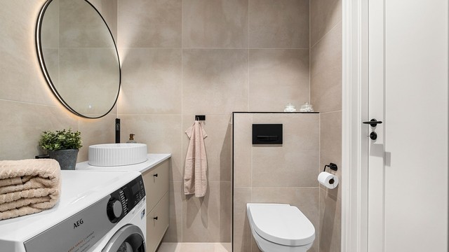 Ved oppussingen i 2025 ble det gjennomført arbeider på både elektro, rør og avløp, med Caverion og Prorør oppgitt som utførende firma.