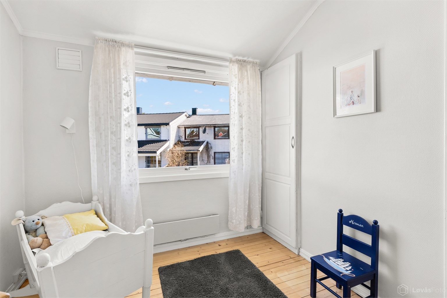 Det tredje soverommet egner seg godt som barnerom, med plassbygget skap.