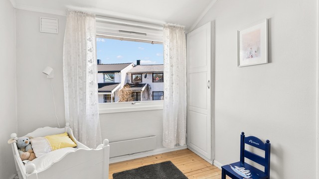 Det tredje soverommet egner seg godt som barnerom, med plassbygget skap.