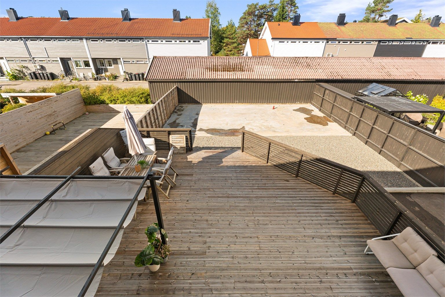 Det er en svært romslig tomt med stor terrasse, og hvor et stort parti i forkant av huset er planert og har potensial for å anlegge hage med for eksempel utekjøkken på støpt flate.