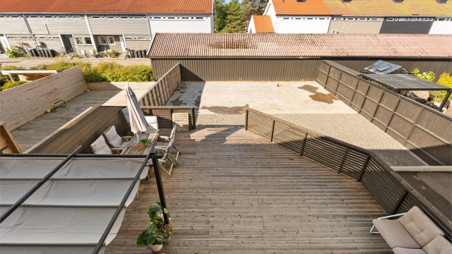 Det er en svært romslig tomt med stor terrasse, og hvor et stort parti i forkant av huset er planert og har potensial for å anlegge hage med for eksempel utekjøkken på støpt flate.