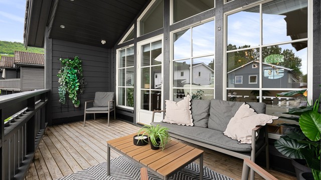 Balkongen er en fin forlengelse av stuen i sommerhalvåret.