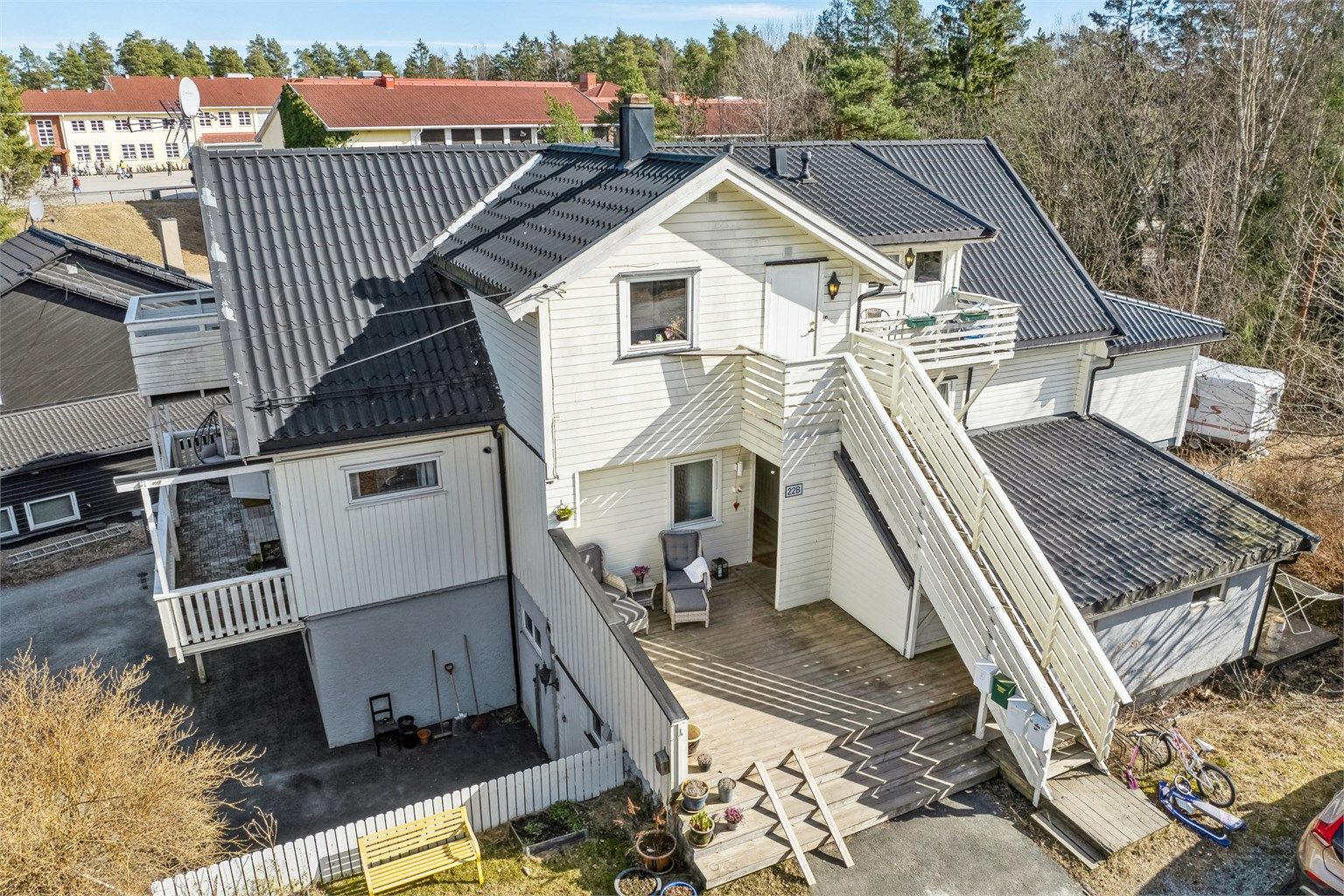 Leiligheten ligger i byggets første etasje og byr på to solrike uteplasser. Den har en tilbaketrukket og fredelig beliggenhet i en blindvei.