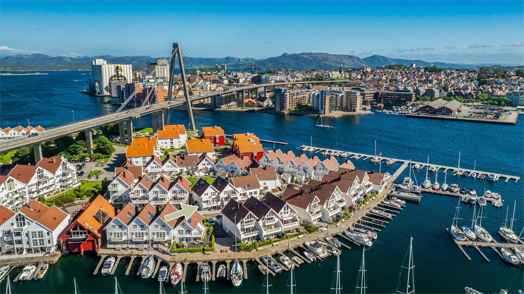 Leiligheten ligger i rekke nr 2 fra sjøen. 