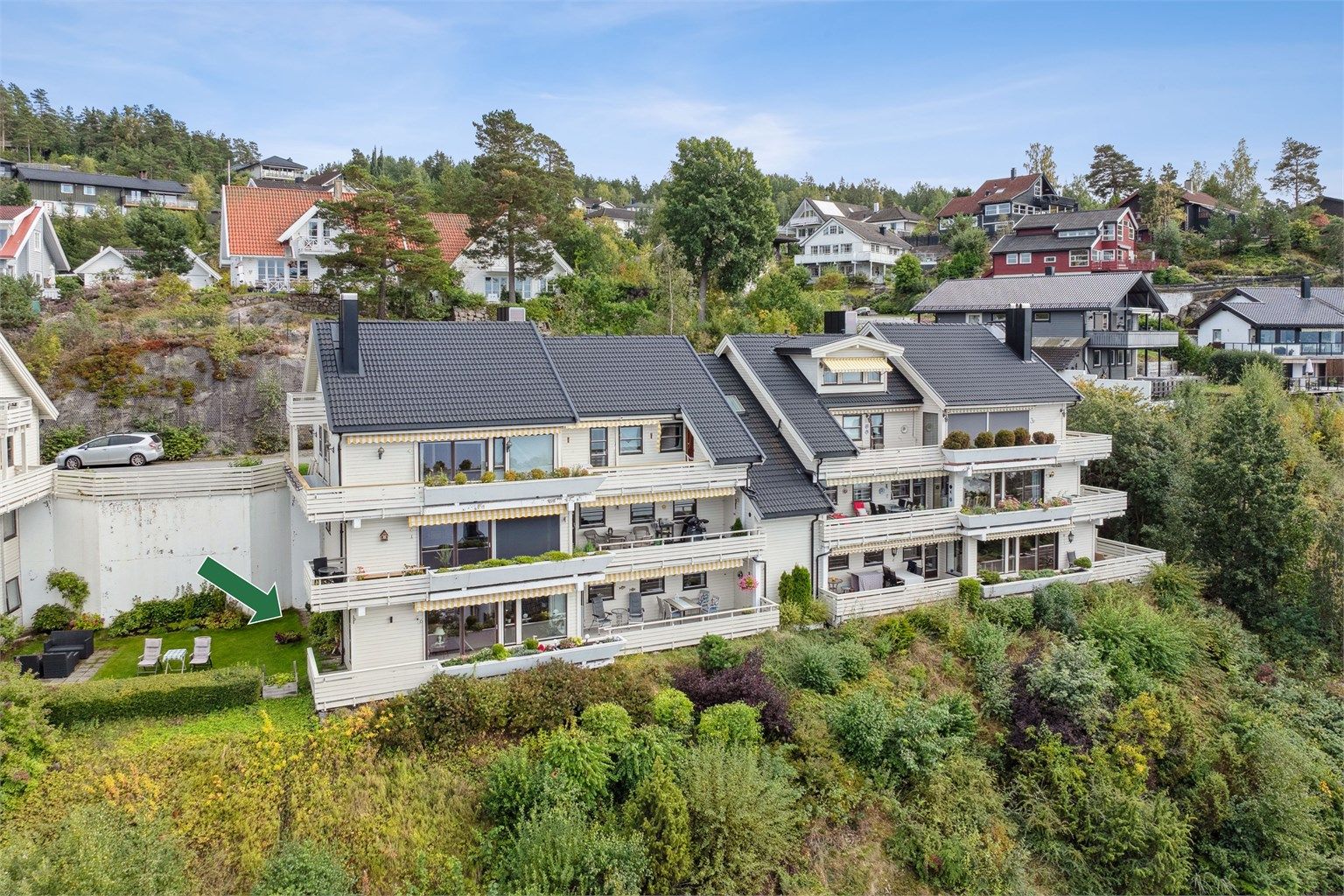 En flott bolig med stor terrasse, meget gode solforhold og fantastisk utsikt.