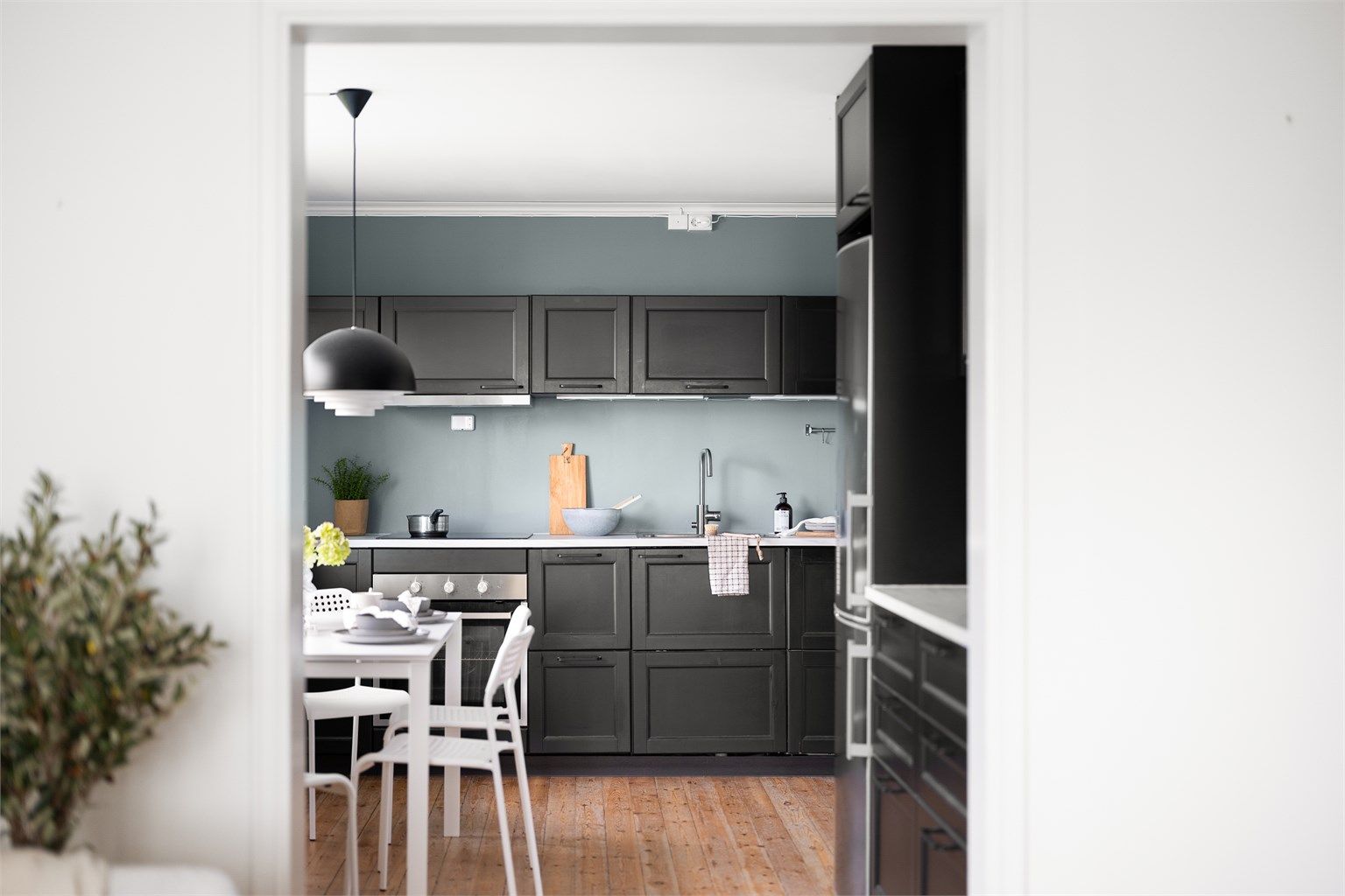 Kjøkkenet er en forlengelse av stuen med fint oppusset innredning. 