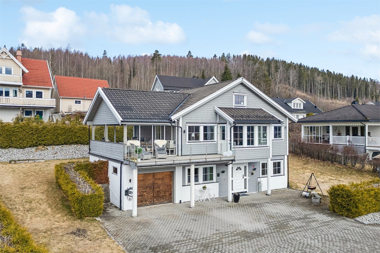 Velkommen til Minka 22! Innholdsrik enebolig over tre plan med attraktiv beliggenhet høyt på Minkafeltet.