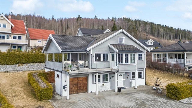 Velkommen til Minka 22! Innholdsrik enebolig over tre plan med attraktiv beliggenhet høyt på Minkafeltet.