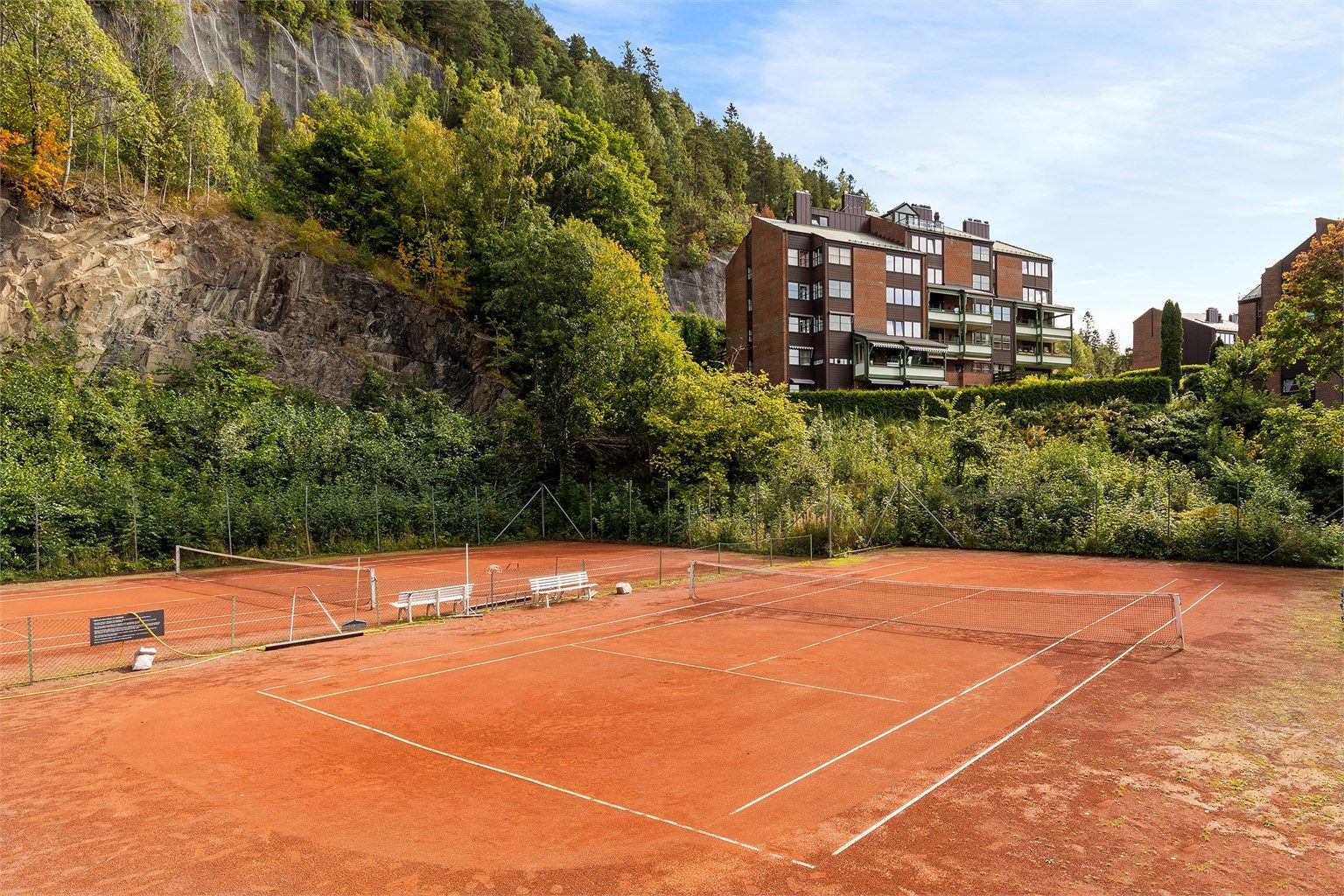 Tennisbanen på baksiden av bygget kan benyttes av seksjonseierene