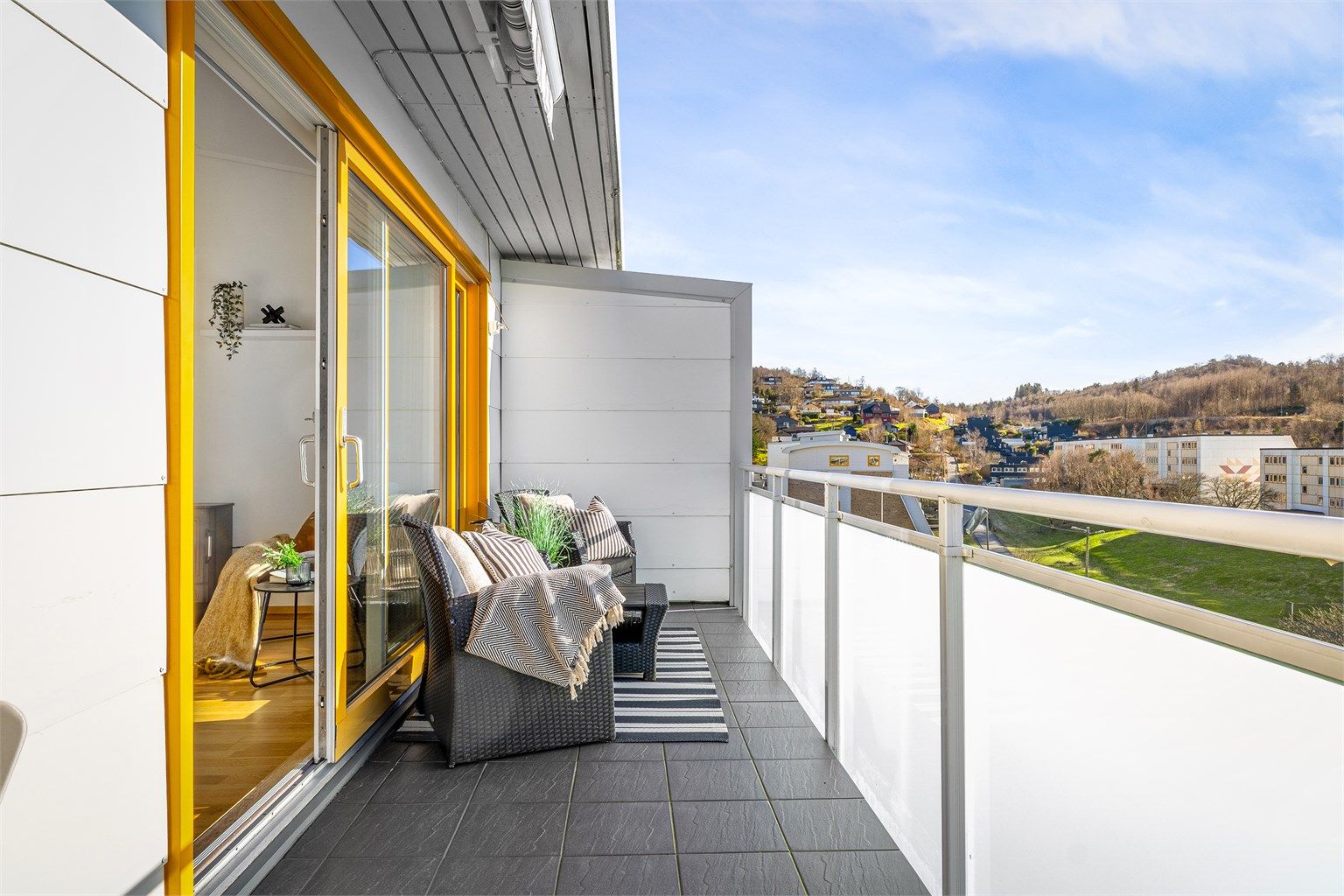 Nydelig vestvendt balkong som måler ca. 11 kvm.