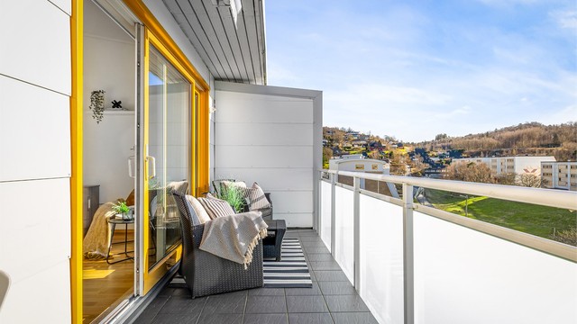 Nydelig vestvendt balkong som måler ca. 11 kvm.