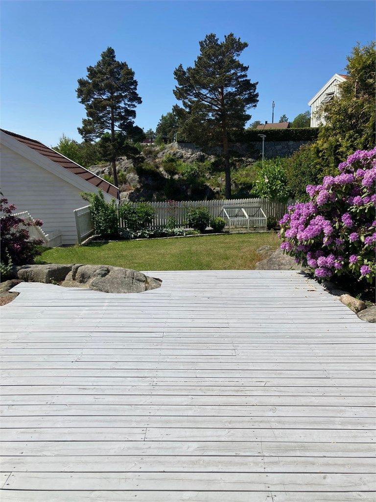Uteområdet er opparbeidet med plenareal, terrasse og fine beplantninger