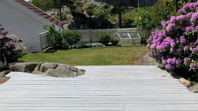 Uteområdet er opparbeidet med plenareal, terrasse og fine beplantninger