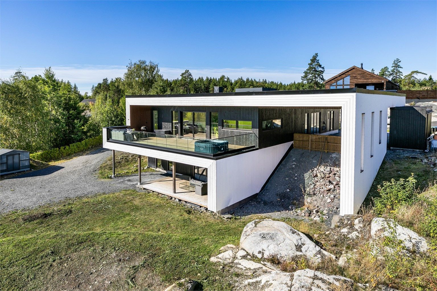 Boligen ble oppført i 2023 med et moderne og minimalistisk arkitektonisk uttrykk, inspirert av nordisk funksjonalisme. Den er godt tilpasset tomten, med en nærmest skjult underetasje.