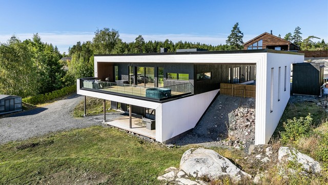 Boligen ble oppført i 2023 med et moderne og minimalistisk arkitektonisk uttrykk, inspirert av nordisk funksjonalisme. Den er godt tilpasset tomten, med en nærmest skjult underetasje.