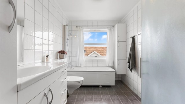 Badet i andre etasje ble modernisert i 2008 og har flislagt gulv med gulvvarme.