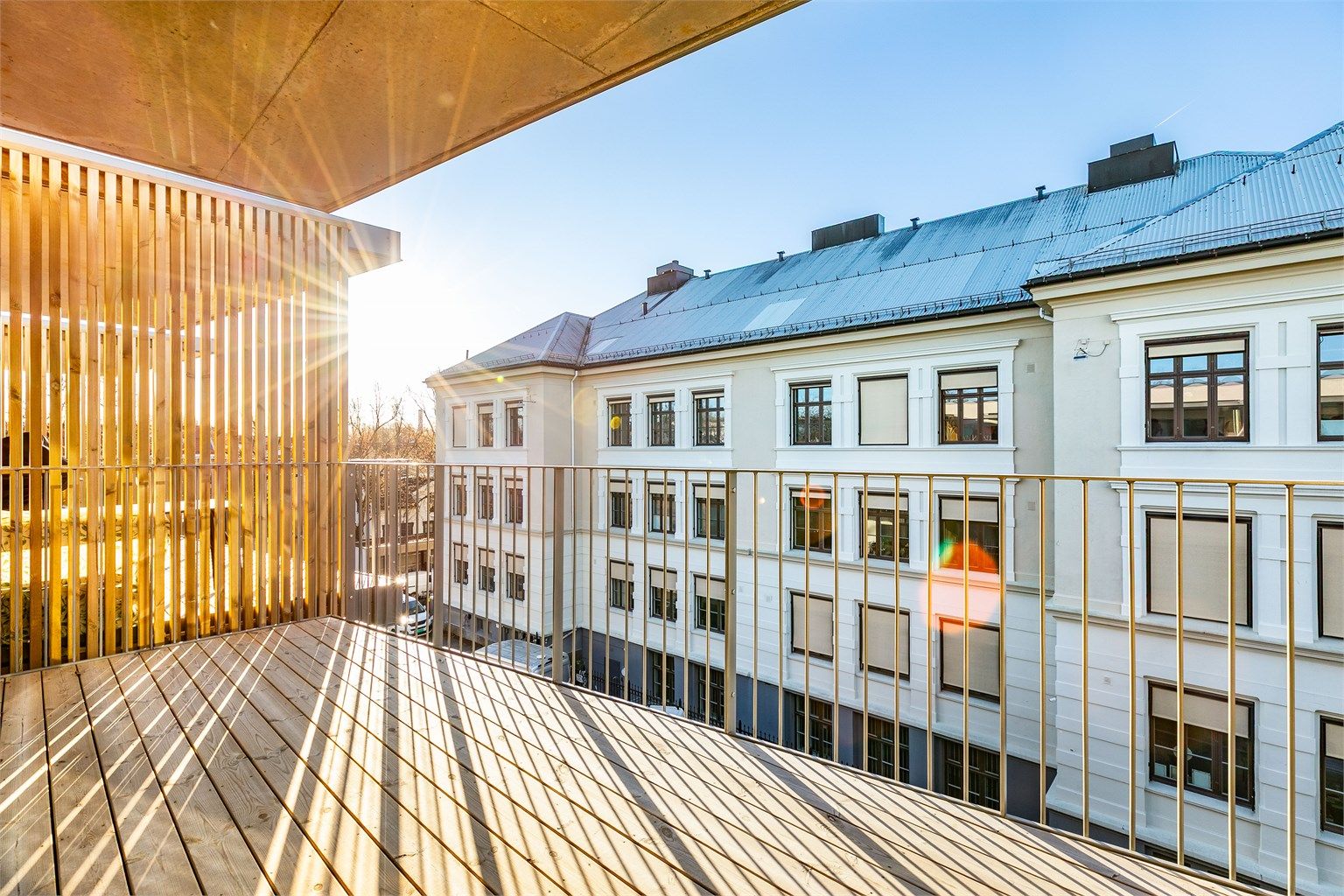 Høyden av fjerde etasje gir gode solforhold på verandaen, sommerstid til kveld.