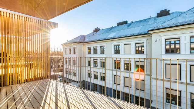 Høyden av fjerde etasje gir gode solforhold på verandaen, sommerstid til kveld.
