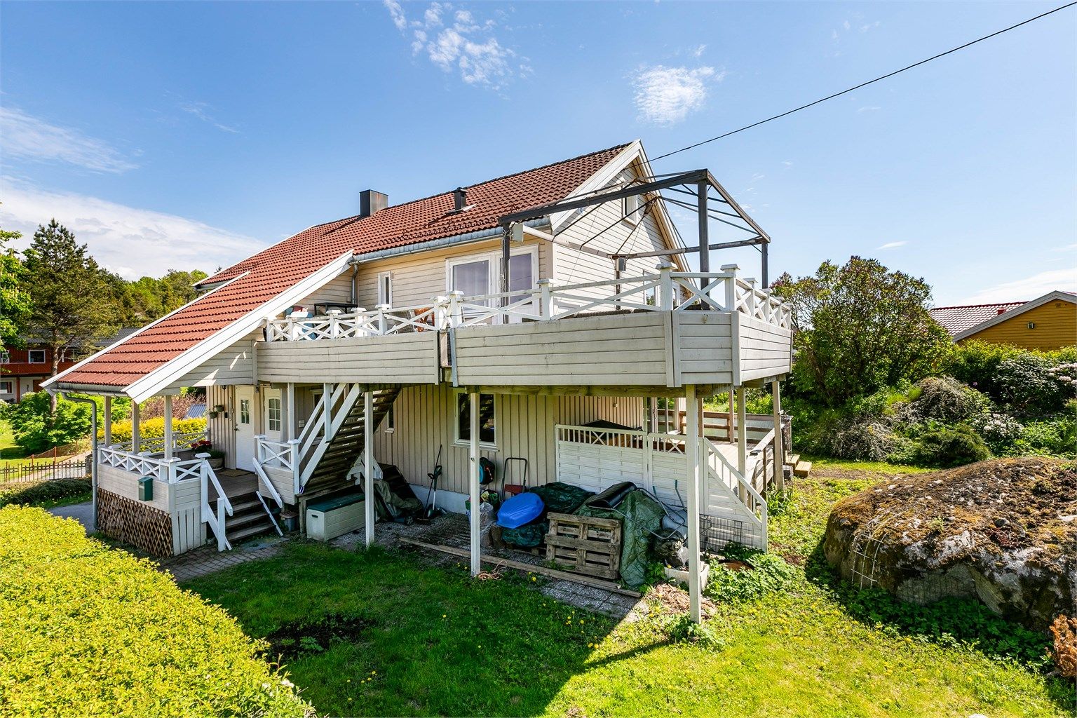 Hellebelagt platting foran inngangspartiet disponeres av leiligheten i første og har stort potensial. På denne siden er det sol ettermiddag/kveld sommerstid.