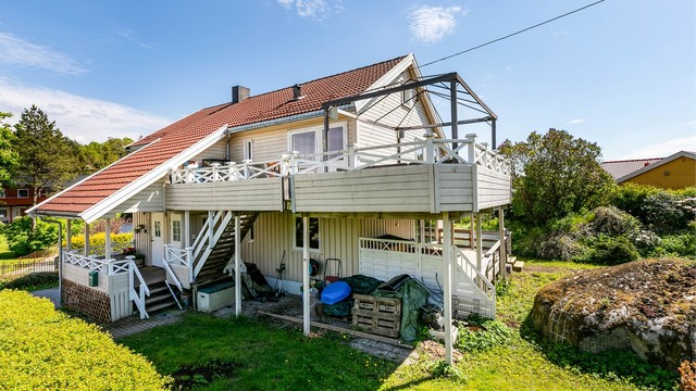 Hellebelagt platting foran inngangspartiet disponeres av leiligheten i første og har stort potensial. På denne siden er det sol ettermiddag/kveld sommerstid.