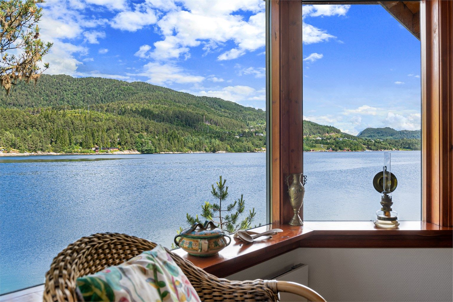 Stuen har gode lys og utsiktsforhold mot fjorden