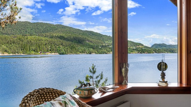 Stuen har gode lys og utsiktsforhold mot fjorden