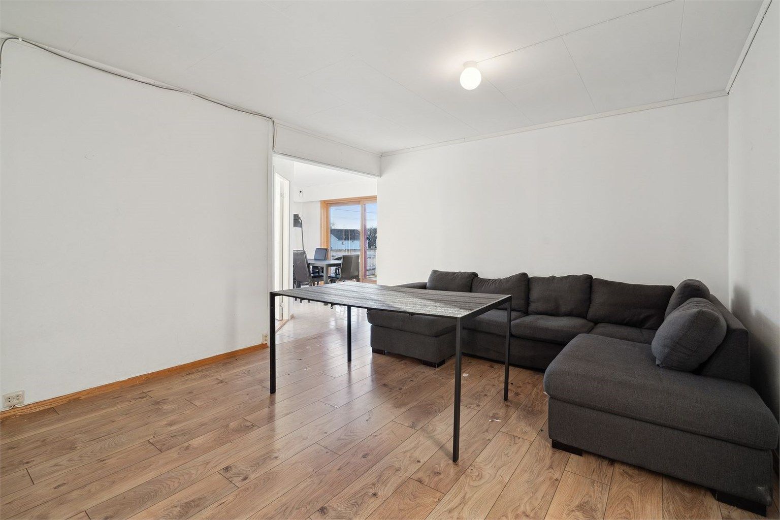 Romslig stue med god plass til en større sofagruppe.