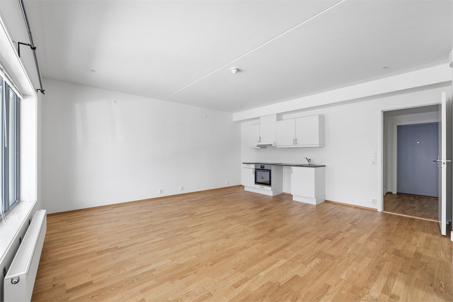 Stue/kjøkken området er romslig med mulighet til å sette inn et spisebord.