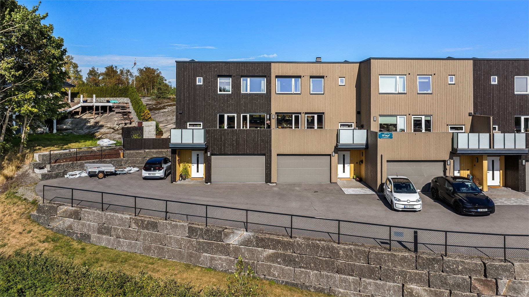 Boligen har en svært sentral beliggenhet med kun 5 minutters spasertur til Meny Åsane dagligvarebutikk, blomsterbutikk og apotek.