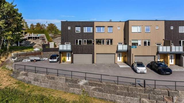 Boligen har en svært sentral beliggenhet med kun 5 minutters spasertur til Meny Åsane dagligvarebutikk, blomsterbutikk og apotek.