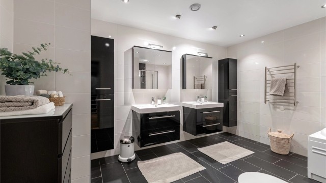 Badet i underetasjen ble fornyet i 2014 og har stor og romslig innredning med god oppbevaringsplass