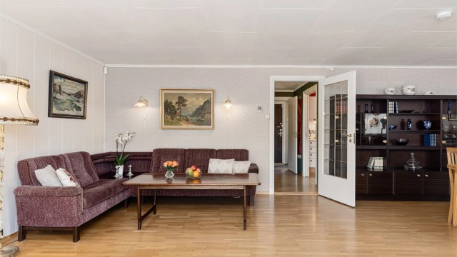 Boligen har en meget god planløsning, kjøkkenet og stuen ligger fint til i 1. etasje