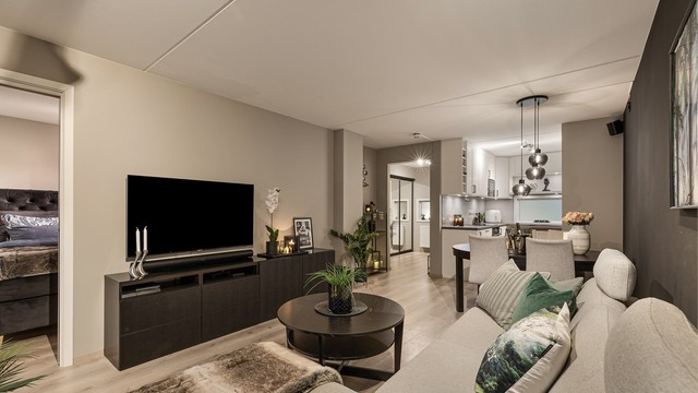 Den åpne planløsningen gir en god romfølelse og fleksible møbleringsmuligheter.