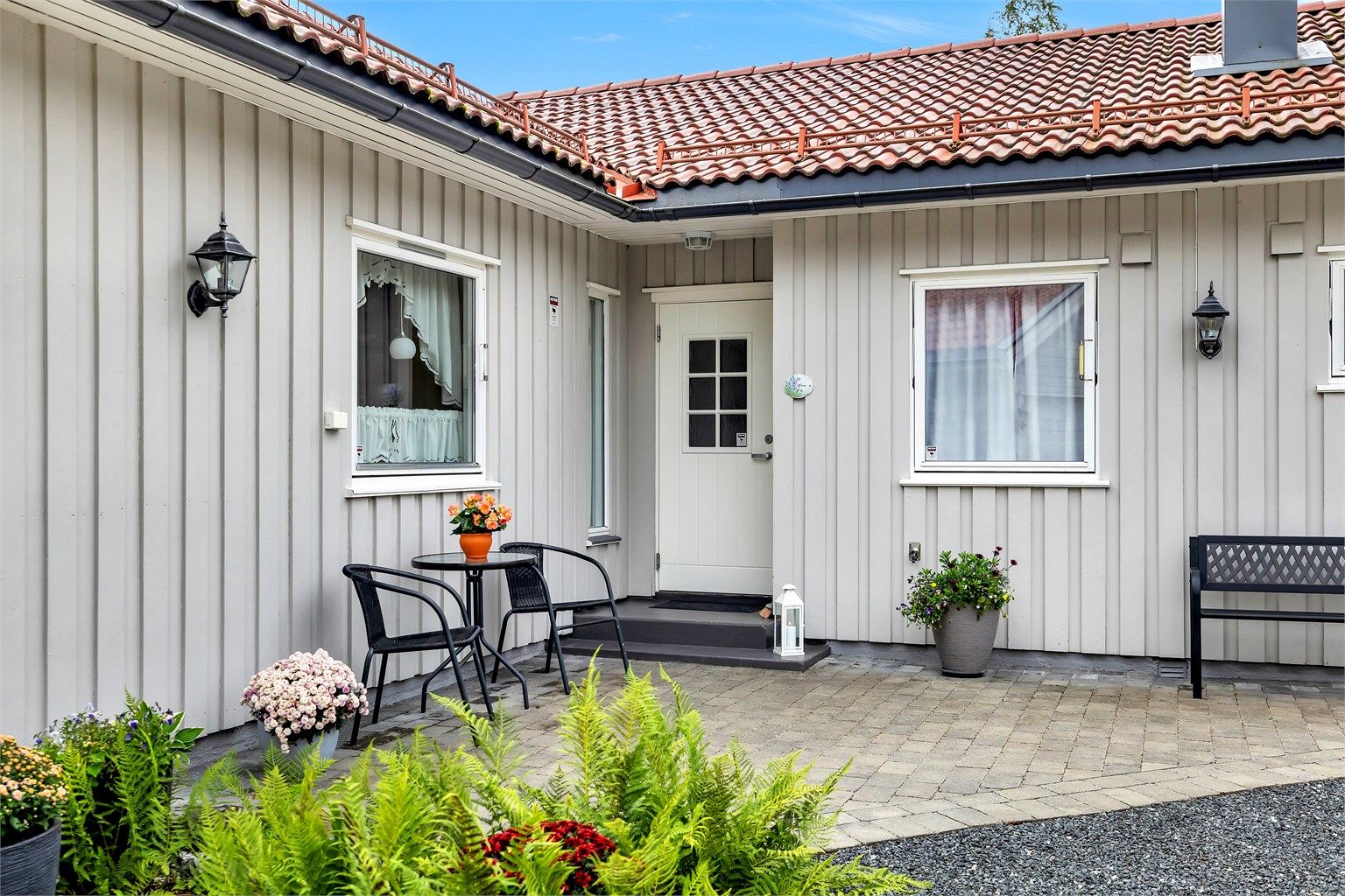 Boligens hovedinngang gir et godt førsteinntrykk – her møtes du et pent opparbeidet entré med god plass til både sittegruppe og dekorative detaljer. 