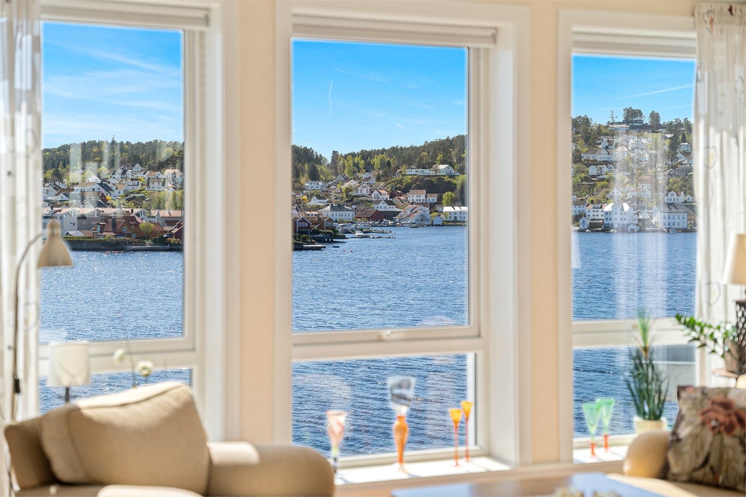 Utsyn fra stuevindu mot Kolbjørnsvik og Hisøy.