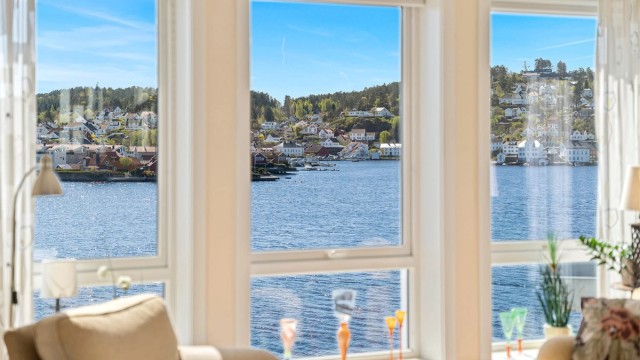 Utsyn fra stuevindu mot Kolbjørnsvik og Hisøy.