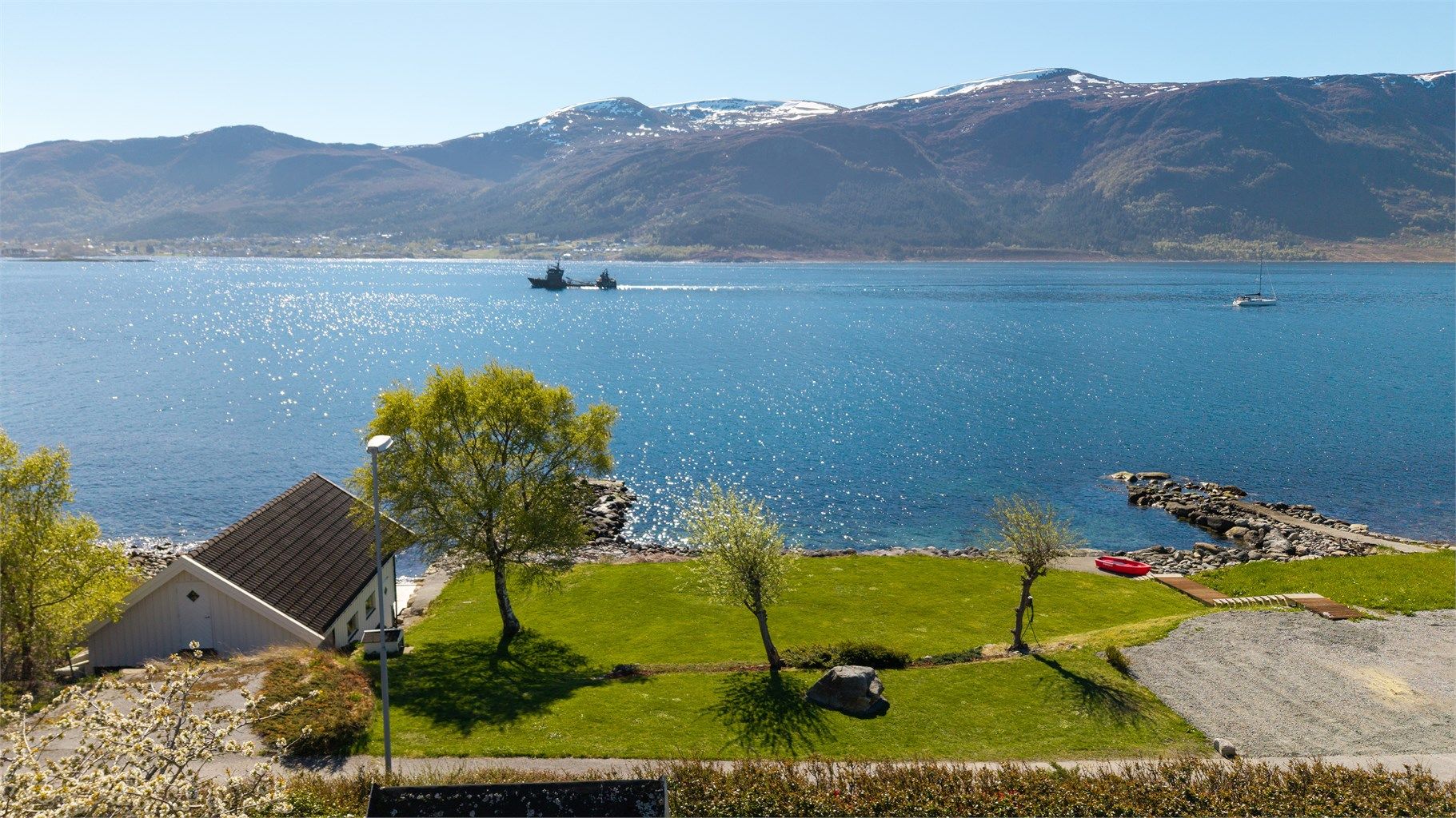 Eiendommen har en sjelden beliggenhet helt ved sjøkanten, med en praktfull utsikt over Hessafjorden, Sula og Breisundet
Foto: Stian Wiik