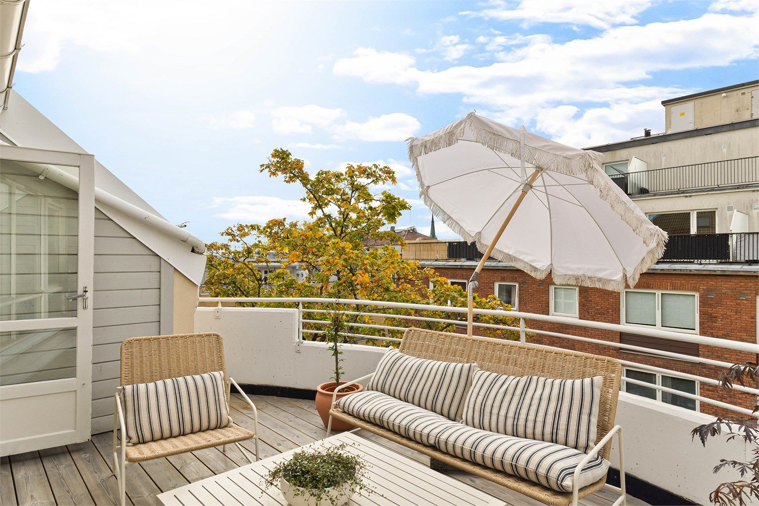 En romslig, sydvestvendt takterrasse er blant boligens store kvaliteter, med gode solforhold gjennom store deler av dagen og vidstrakt utsikt. 