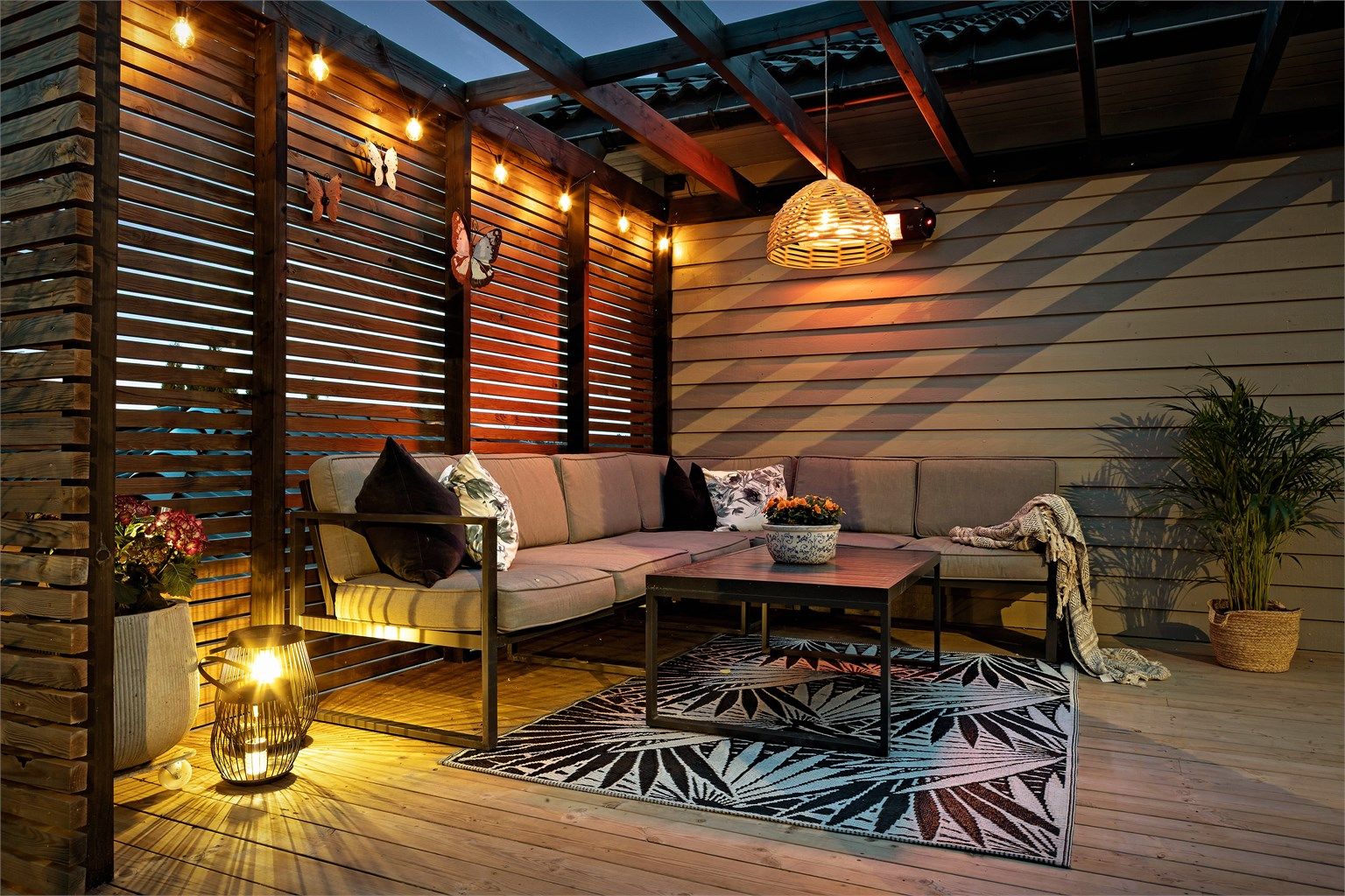 Fra stuen er det utgang til et fint uterom med bla. pergola, som er utstyrt med terrassevarmer for ekstra komfort.