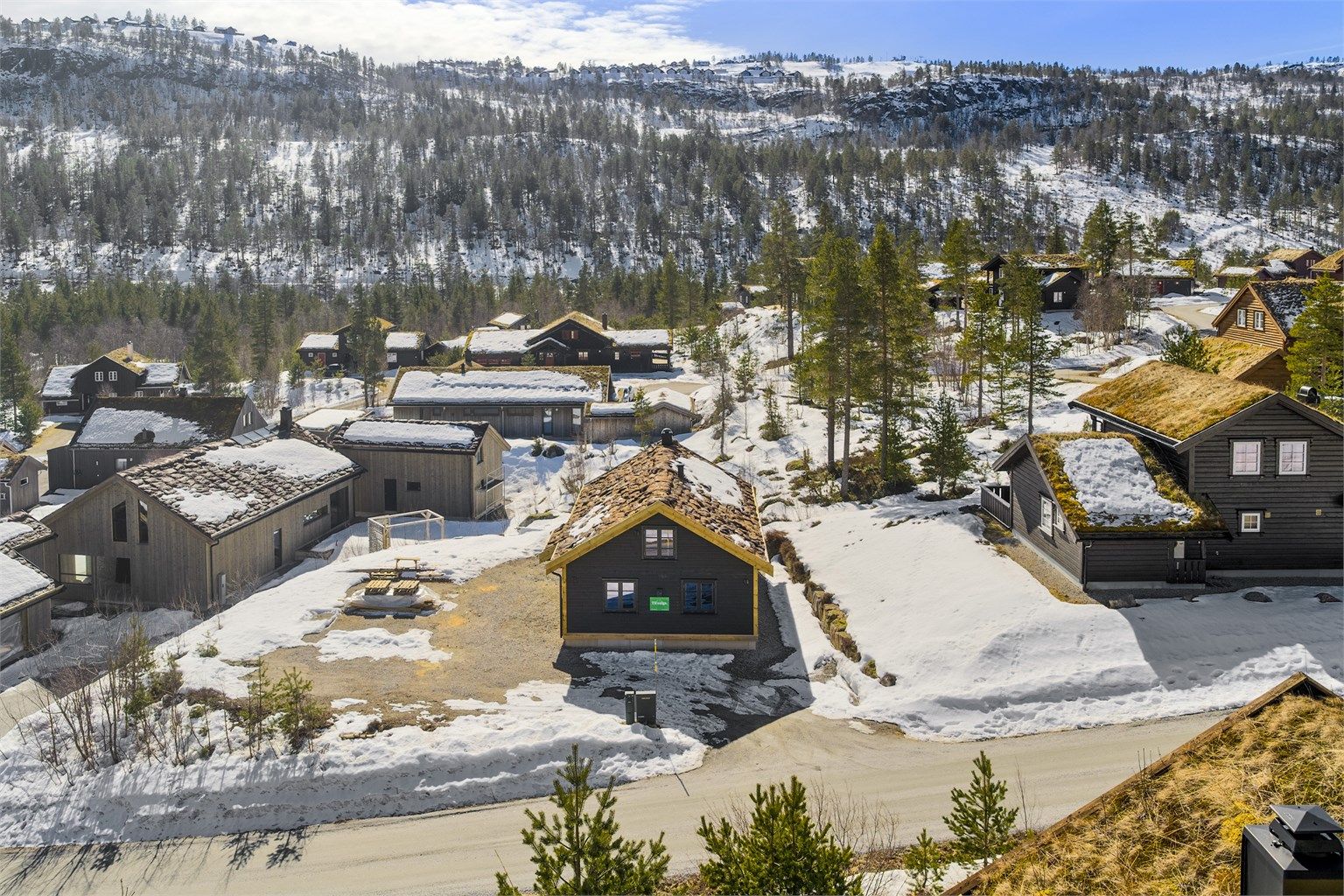 Stor uteplass foran hytten.