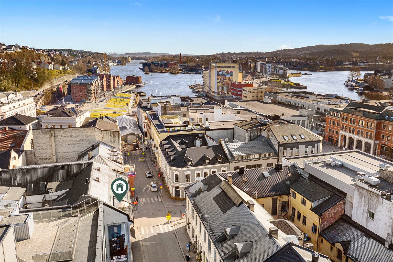 Leiligheten ligger midt i smørøyet av Skien. Kort vei til alt av servicetilbud. 