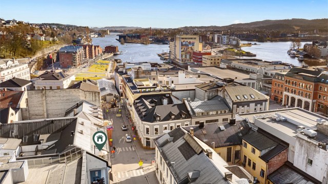 Leiligheten ligger midt i smørøyet av Skien. Kort vei til alt av servicetilbud.